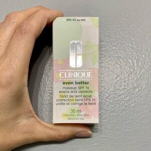 Clinique Foundation with SPF 15, Warm Neutral 44- Tea